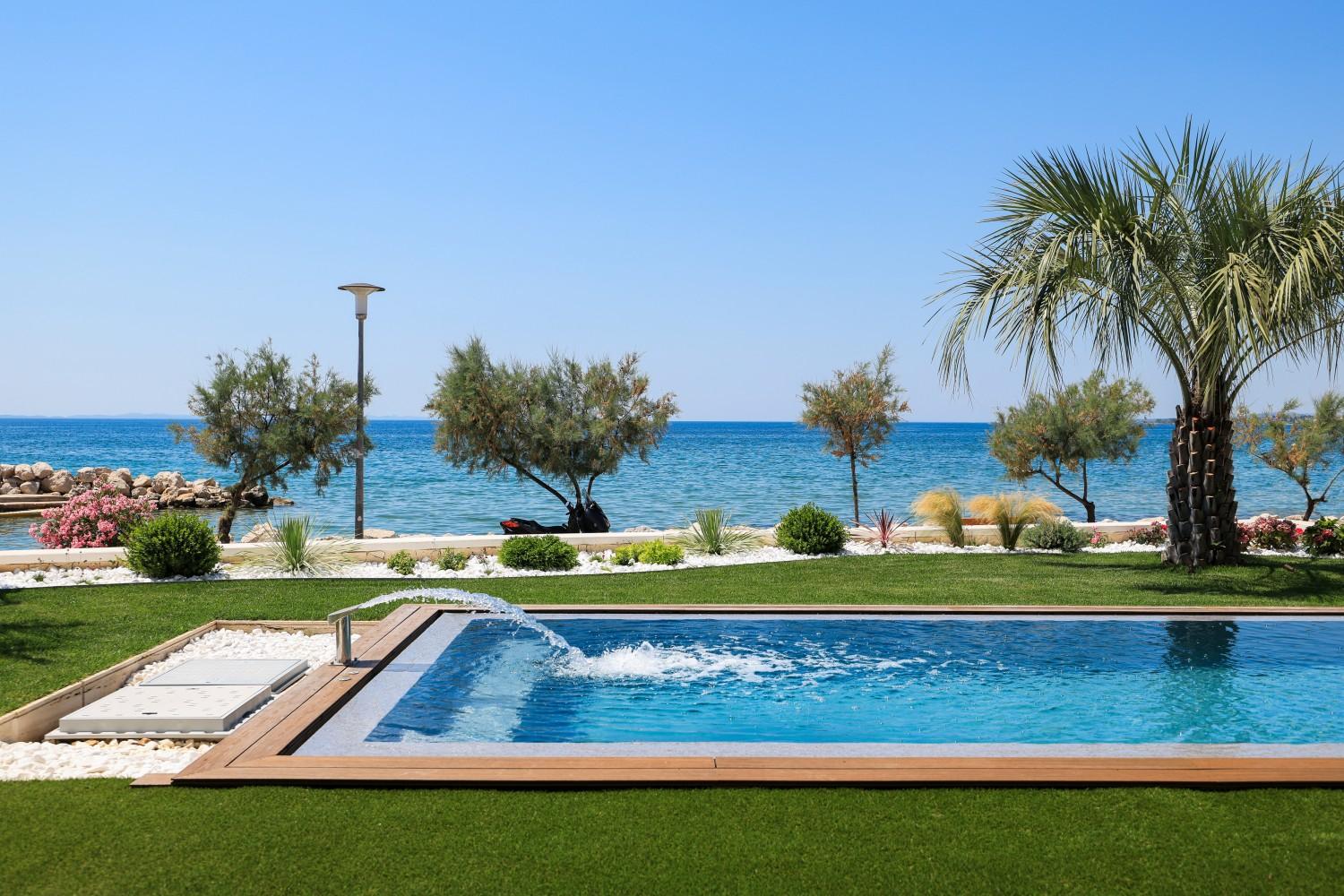 001-2043-163-near-zadar-luxury-apartment-first-row-to-the-sea-with-pool-for-sale