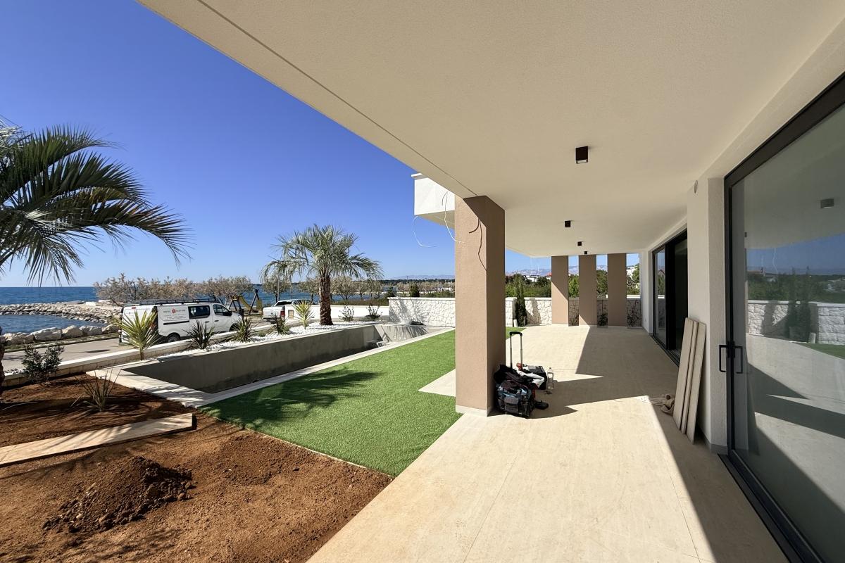 001-2043-163-near-zadar-luxury-seafront-apartment-with-swimming-pool-sale