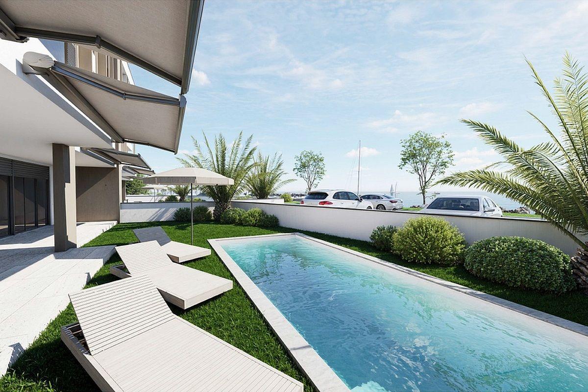 Lyxig lägenhet med pool i första raden mot havet