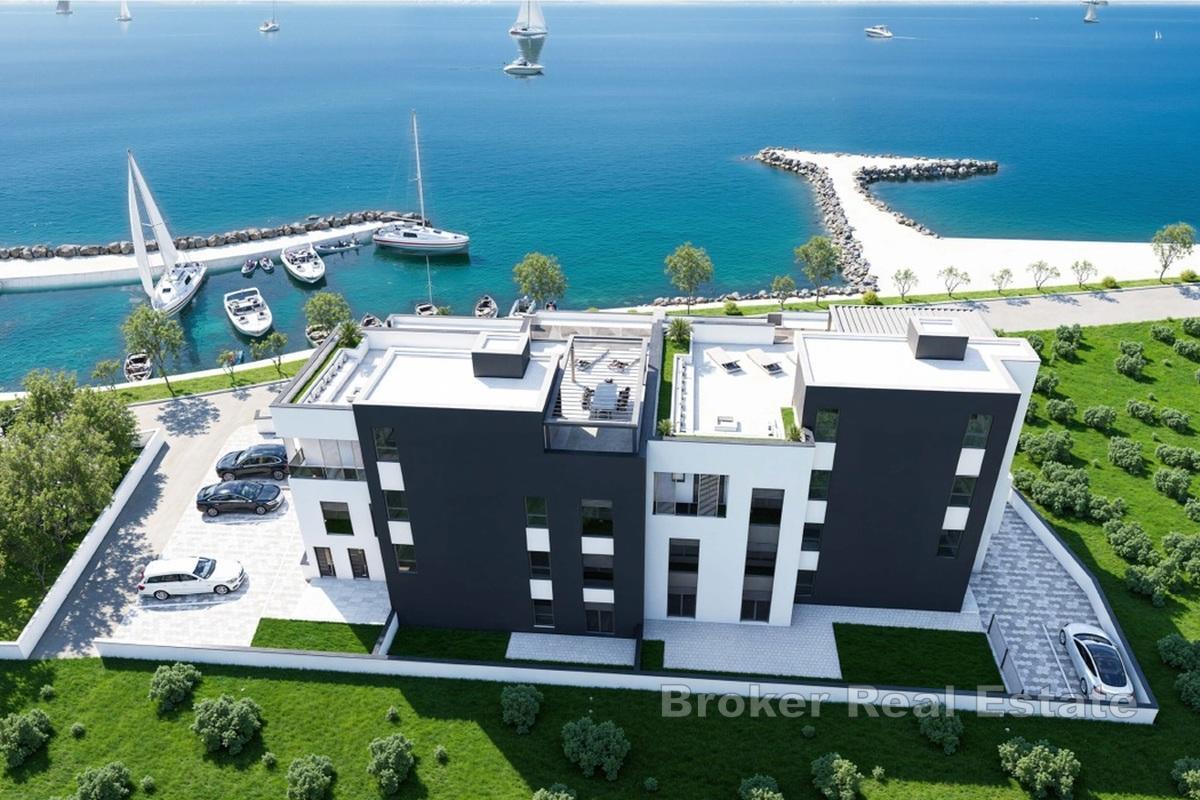 Appartement moderne de deux chambres au premier rang de la mer