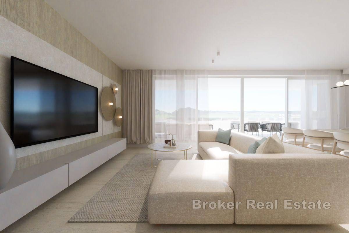 Ekskluzivan penthouse s krovnom terasom u prvom redu do mora