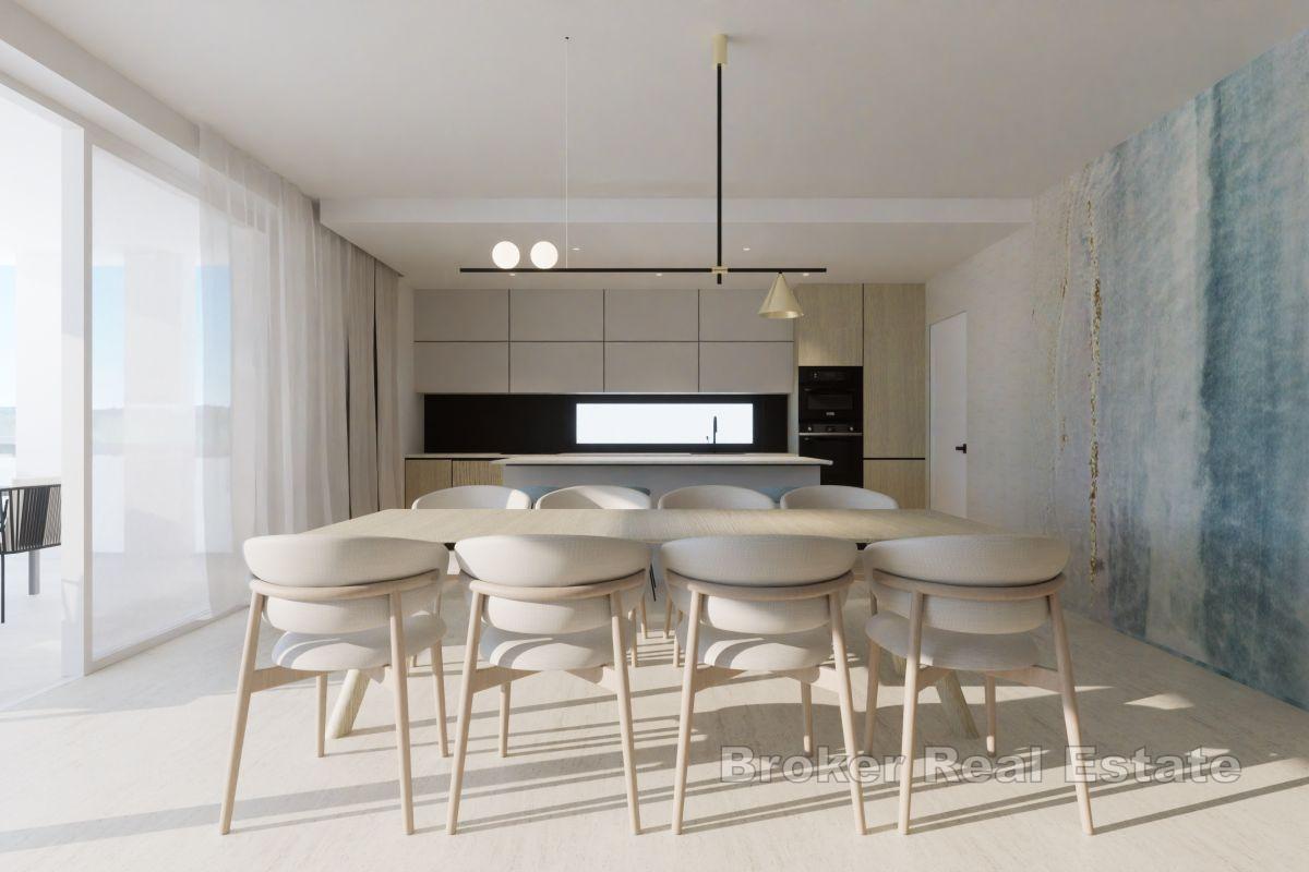Ekskluzivan penthouse s krovnom terasom u prvom redu do mora