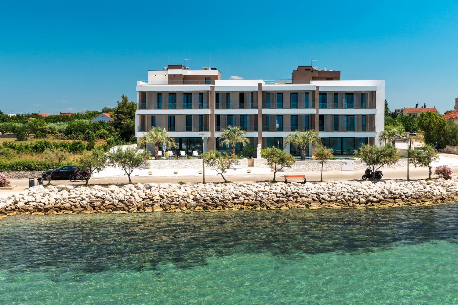 001-2043-163-near-zadar-luxury-apartment-first-row-to-the-sea-with-pool-for-sale
