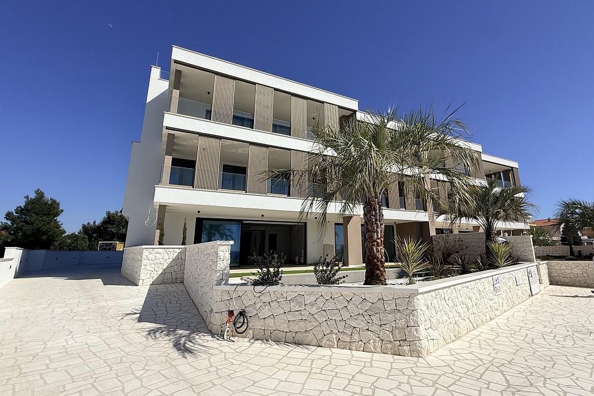 001-2043-167-Nin-Exclusive-apartment-with-pool-first-row-to-the-sea-for-sale