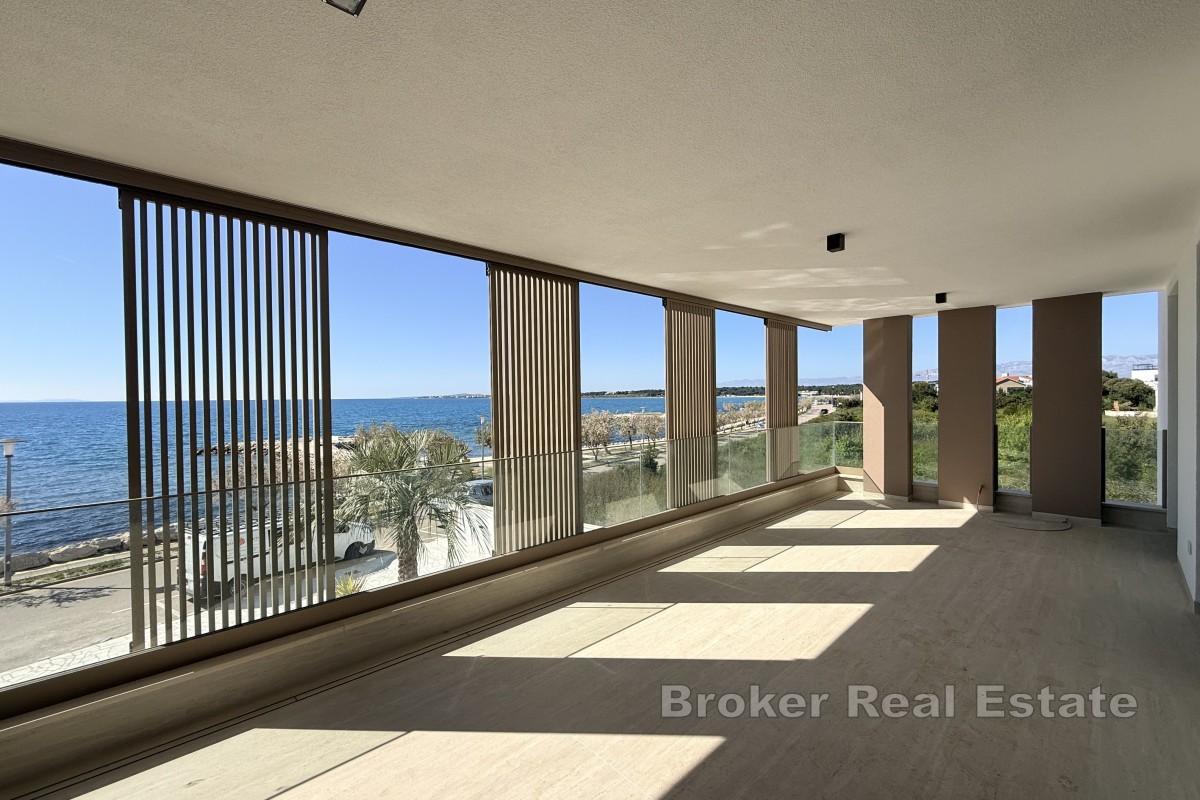 Lägenhet i lyxbyggnad på första raden mot havet