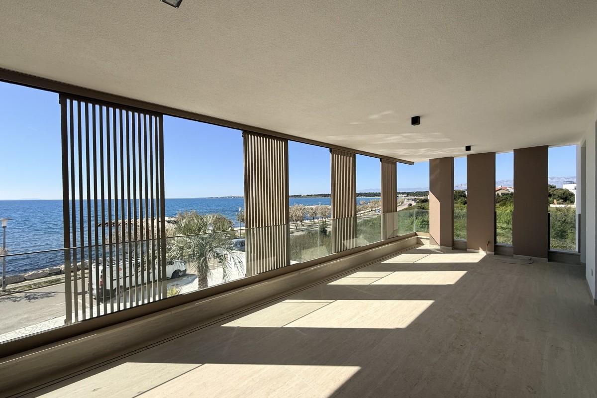 Lägenhet i lyxbyggnad på första raden mot havet