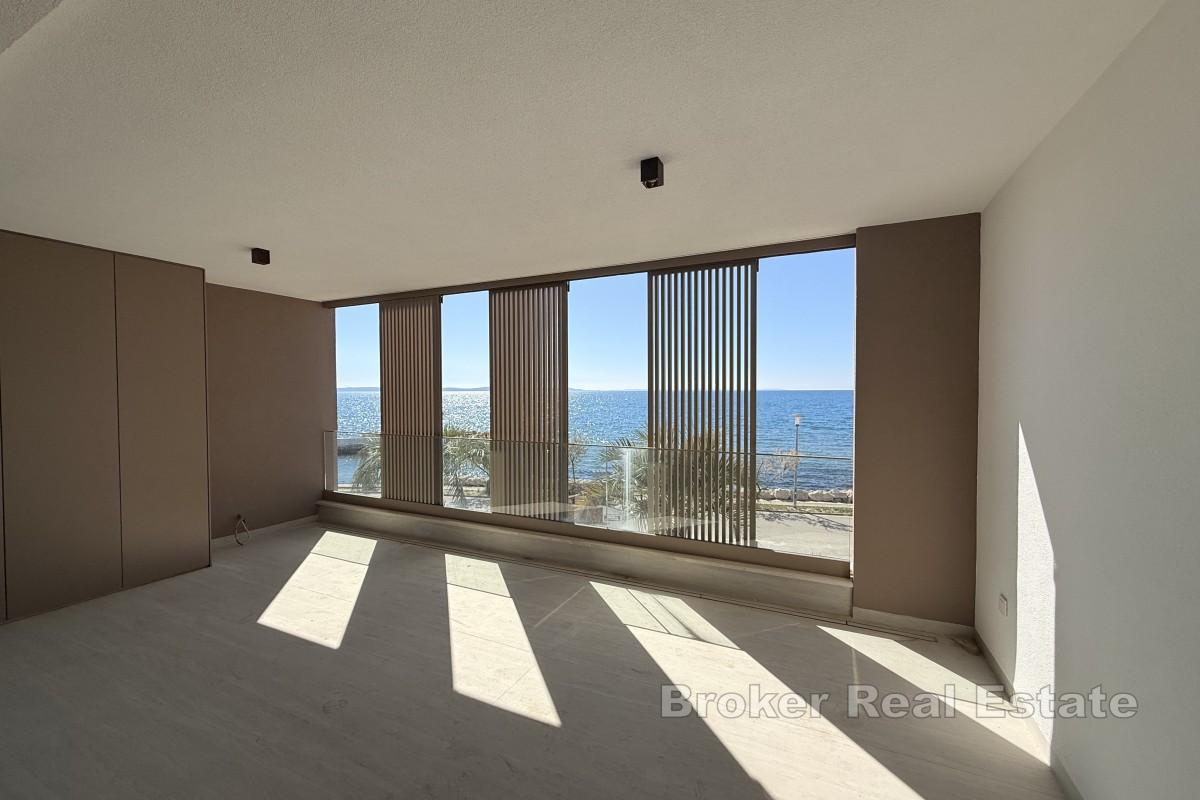 Lägenhet i lyxbyggnad på första raden mot havet