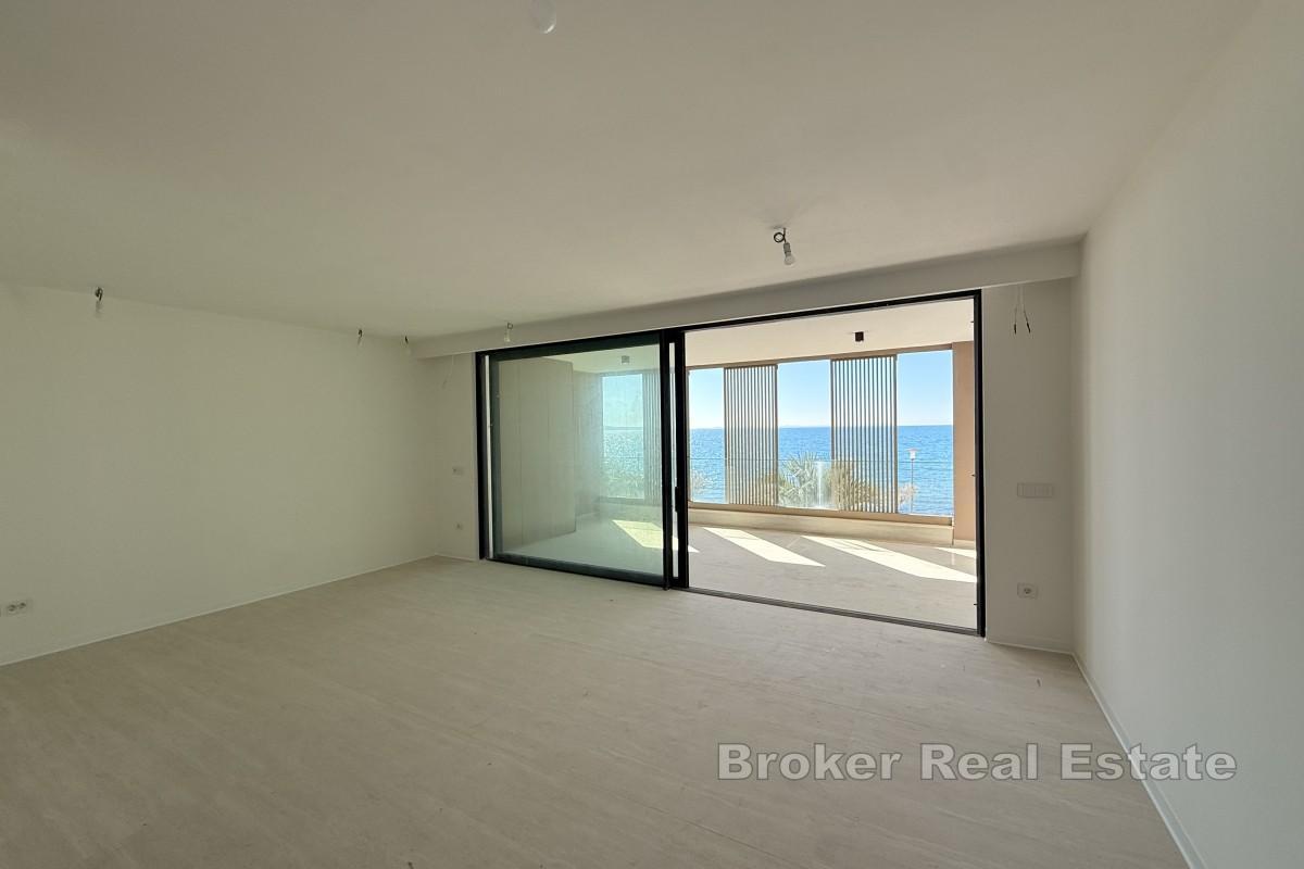 Lägenhet i lyxbyggnad på första raden mot havet