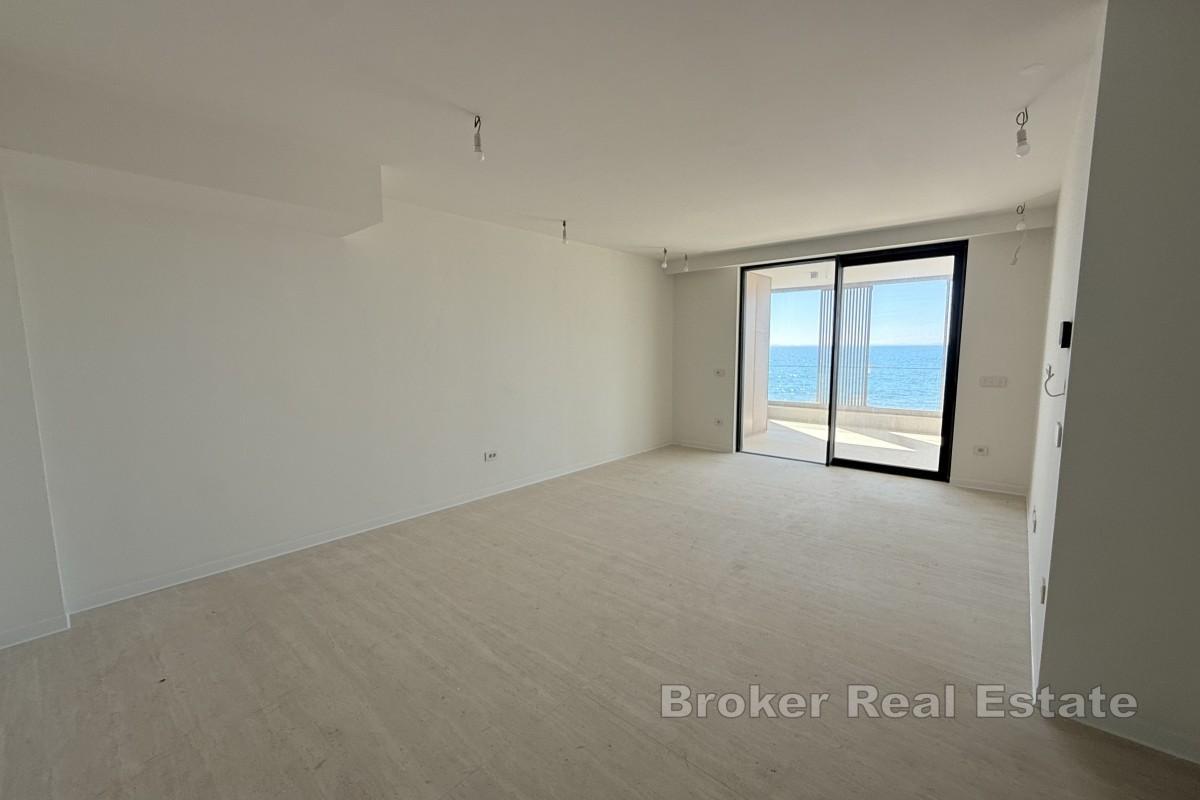 Lägenhet i lyxbyggnad på första raden mot havet