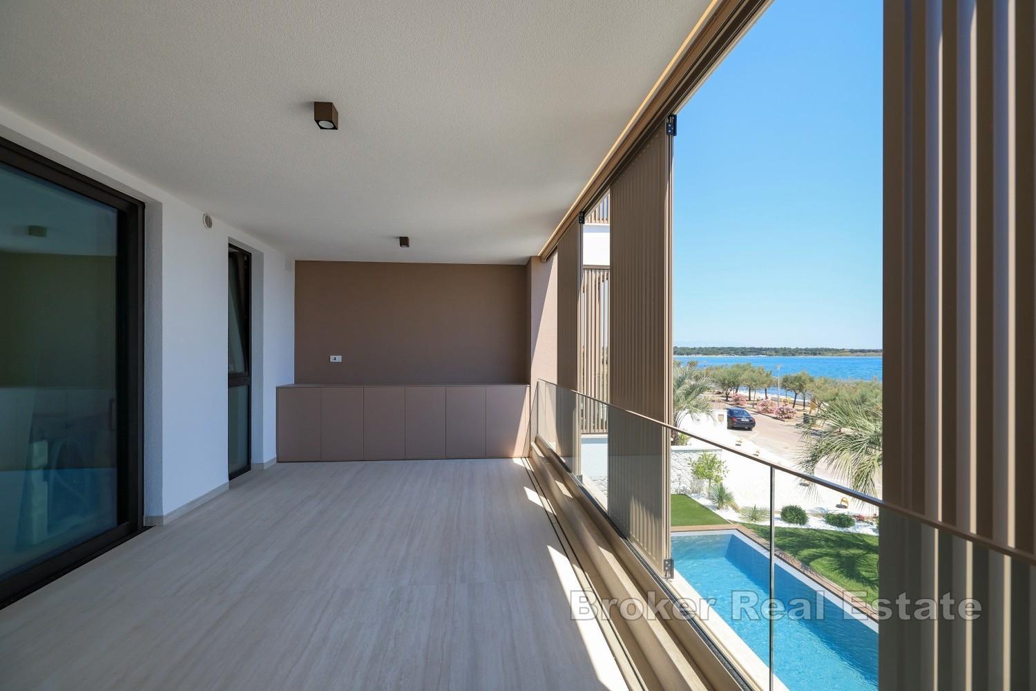 Appartement dans un immeuble de luxe en première rangée de la mer