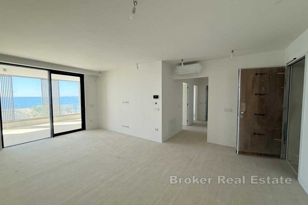 Lägenhet i lyxbyggnad på första raden mot havet