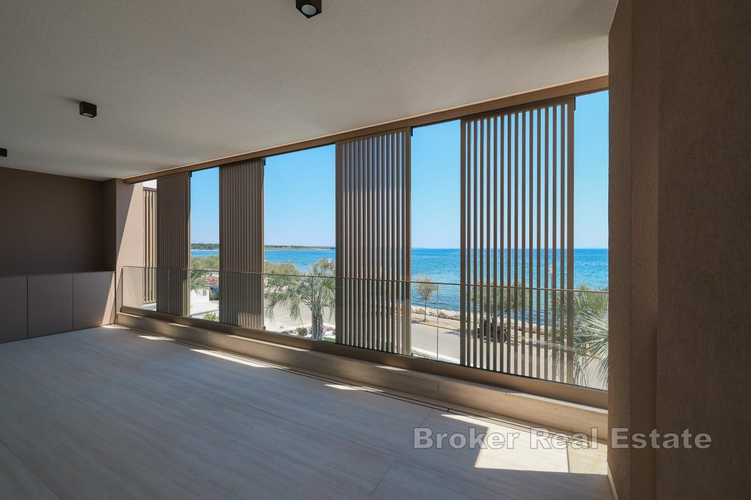 Appartement dans un immeuble de luxe en première rangée de la mer
