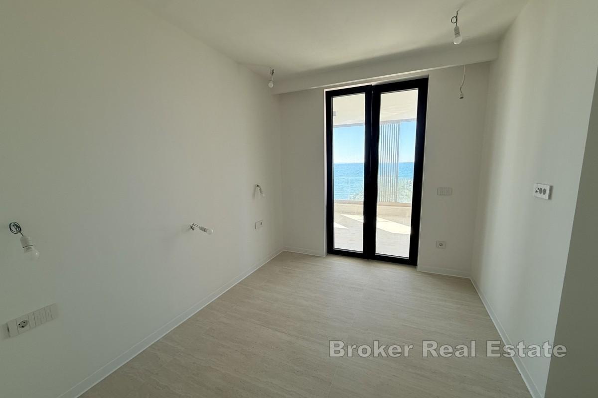 Lägenhet i lyxbyggnad på första raden mot havet