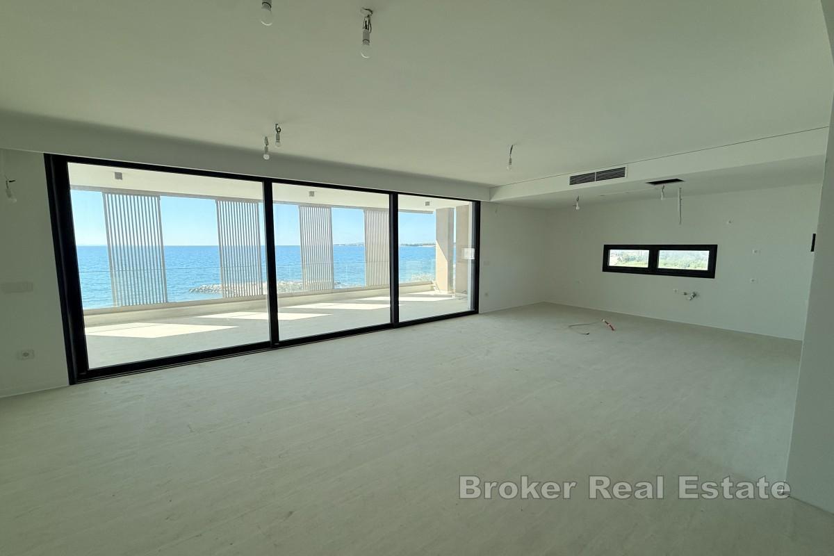 Lägenhet i lyxbyggnad på första raden mot havet