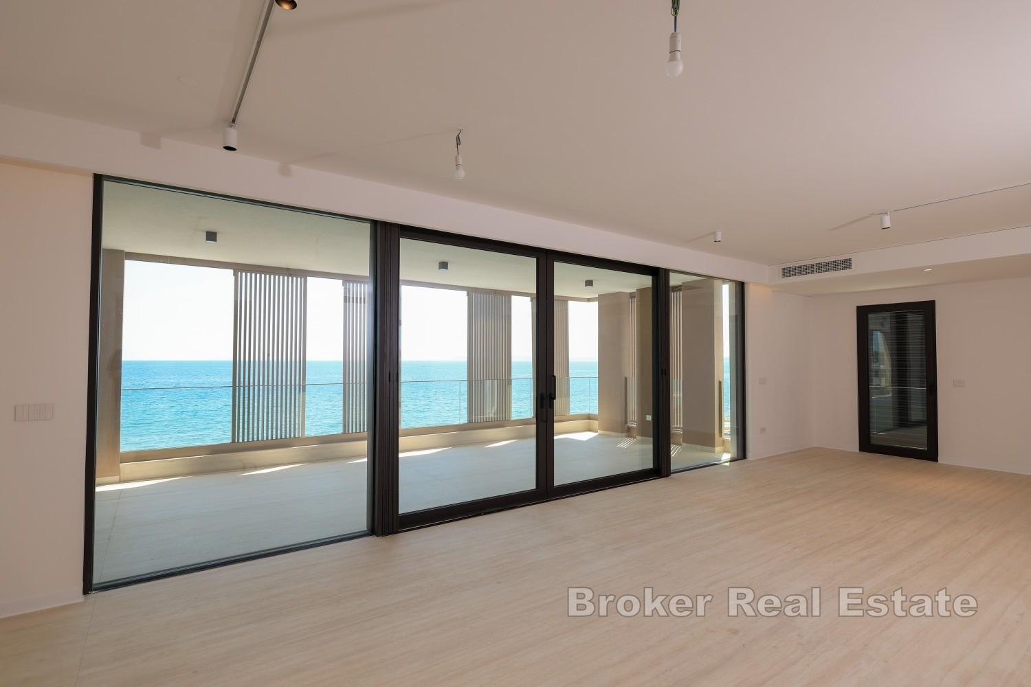 Exklusives Penthouse mit Pool in erster Reihe zum Meer