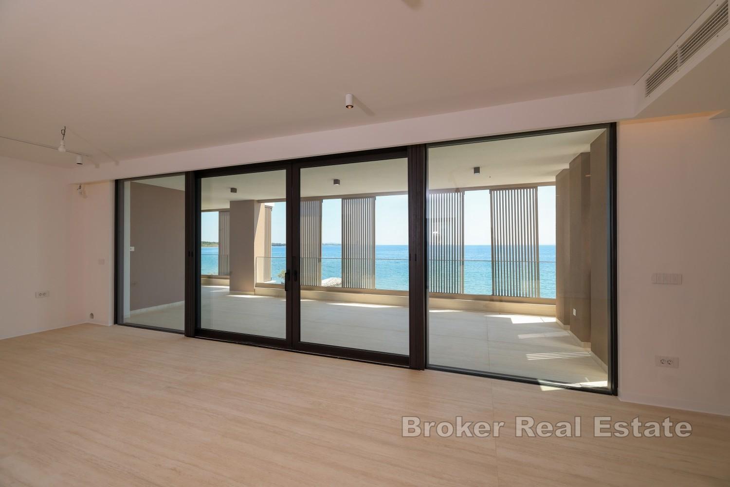 Exklusives Penthouse mit Pool in erster Reihe zum Meer