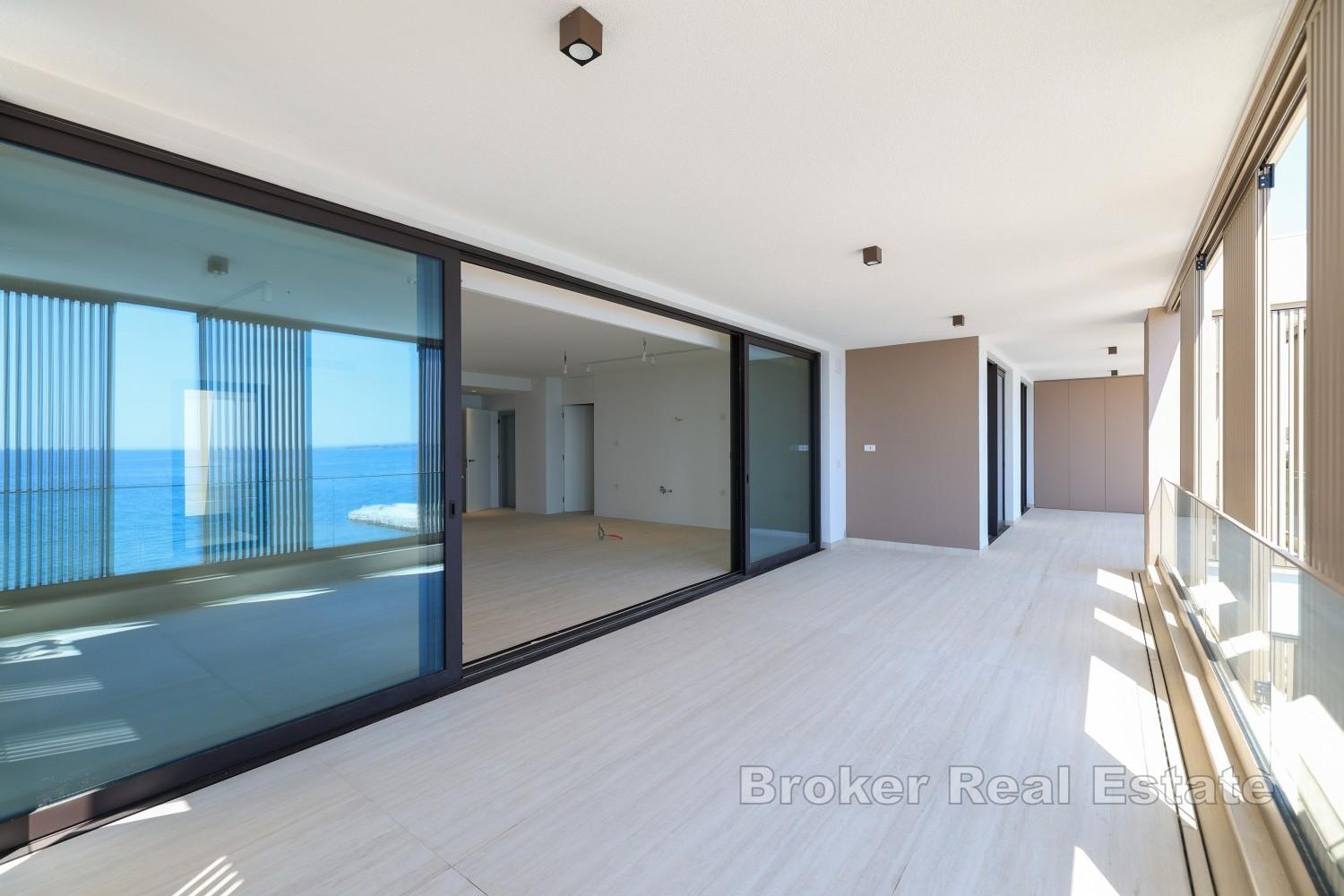 Exklusives Penthouse mit Pool in erster Reihe zum Meer