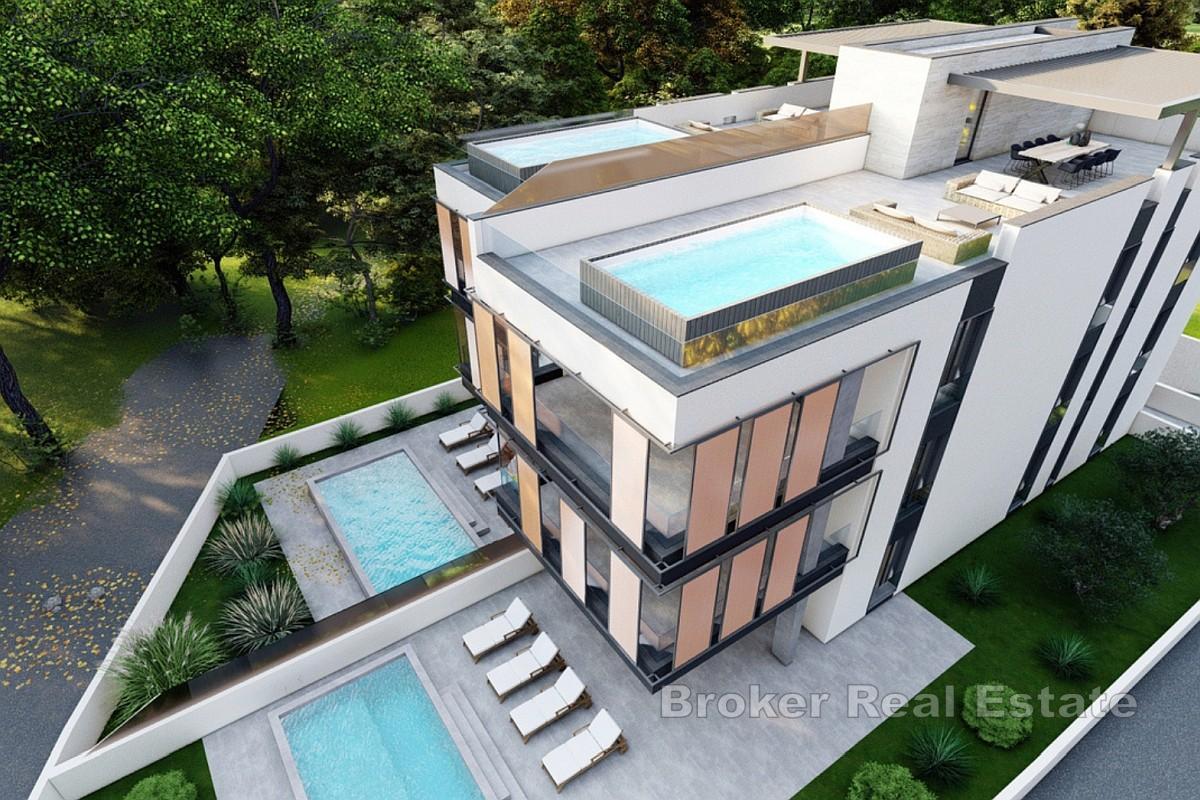 Penthouse s krovnom terasom u prvom redu do mora