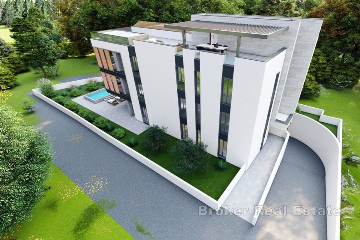 Penthouse s krovnom terasom u prvom redu do mora