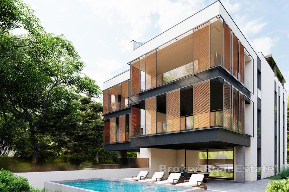 Penthouse s krovnom terasom u prvom redu do mora