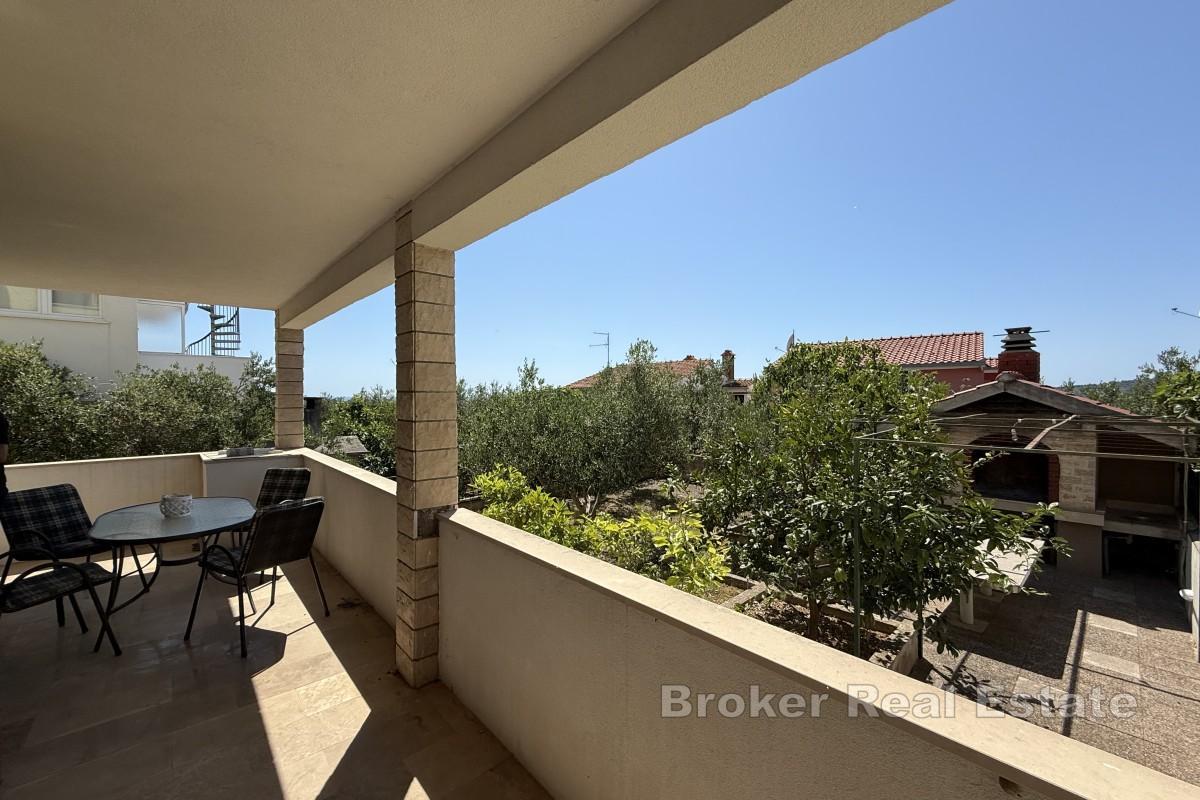 Appartement deux chambres avec jardin et parking