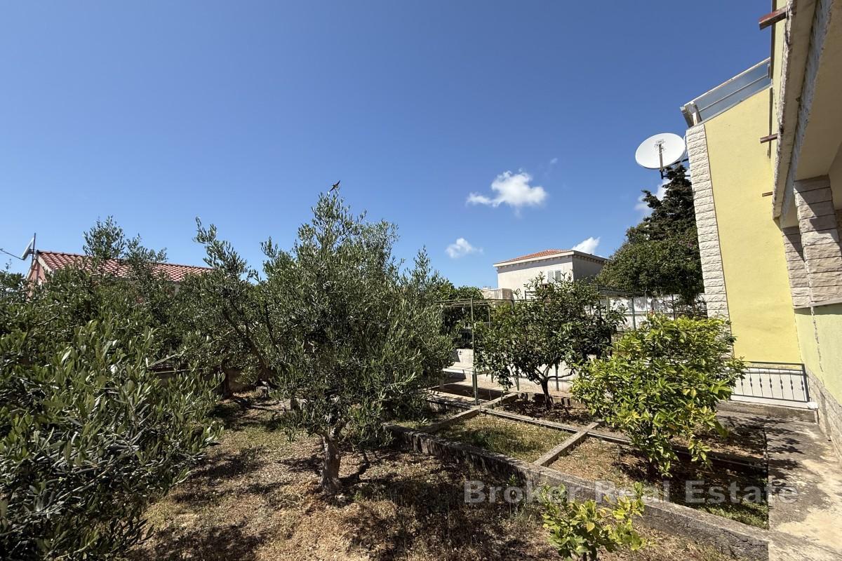 Appartement deux chambres avec jardin et parking