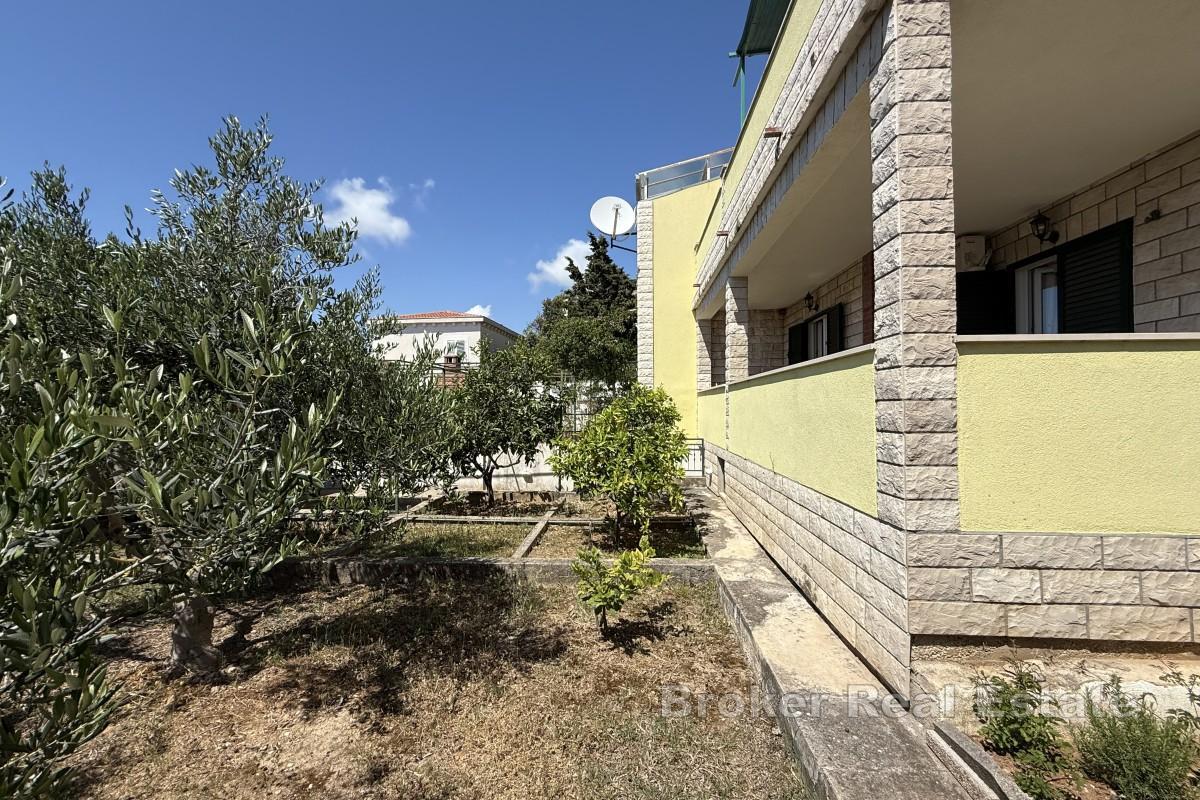 Двухкомнатная квартира с садом и парковкой