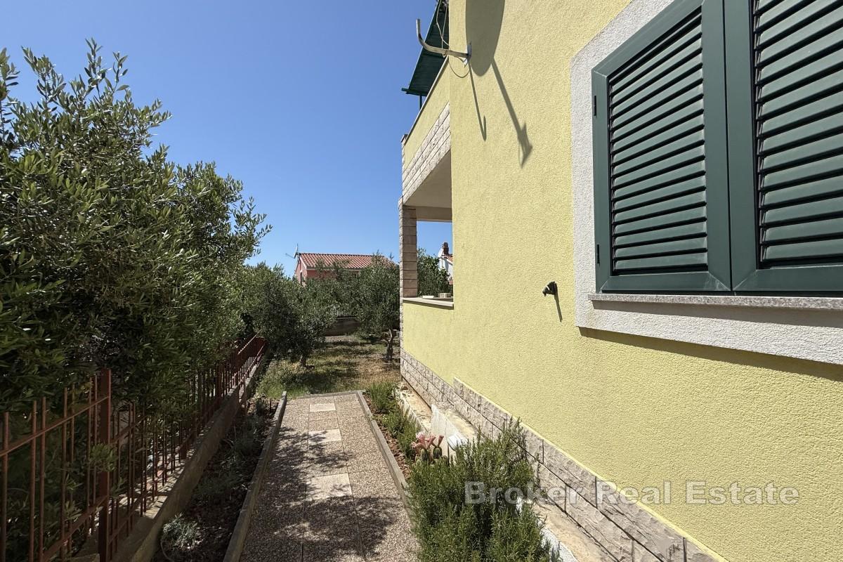 Двухкомнатная квартира с садом и парковкой