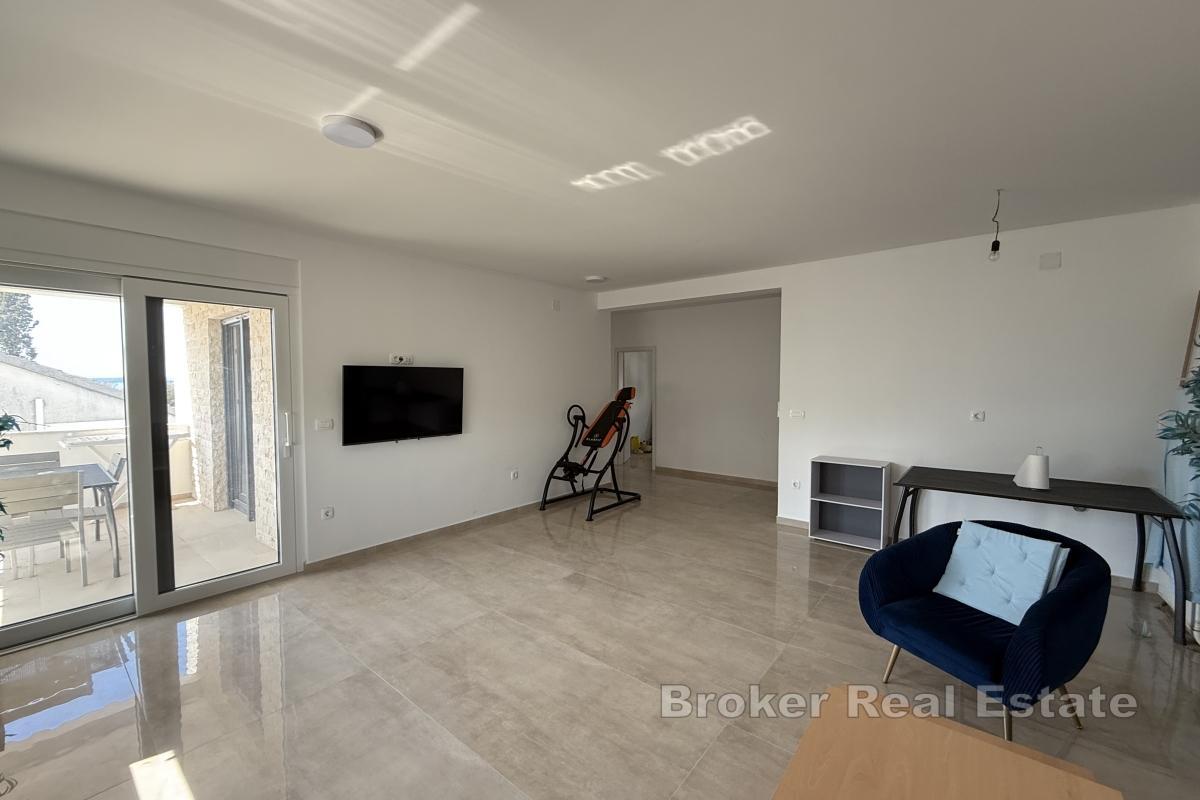 Appartement moderne avec vue partielle sur la mer