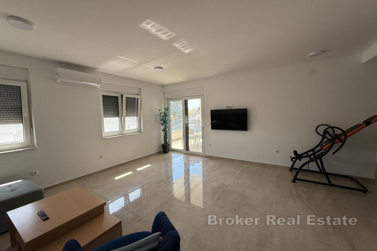 Appartement moderne avec vue partielle sur la mer
