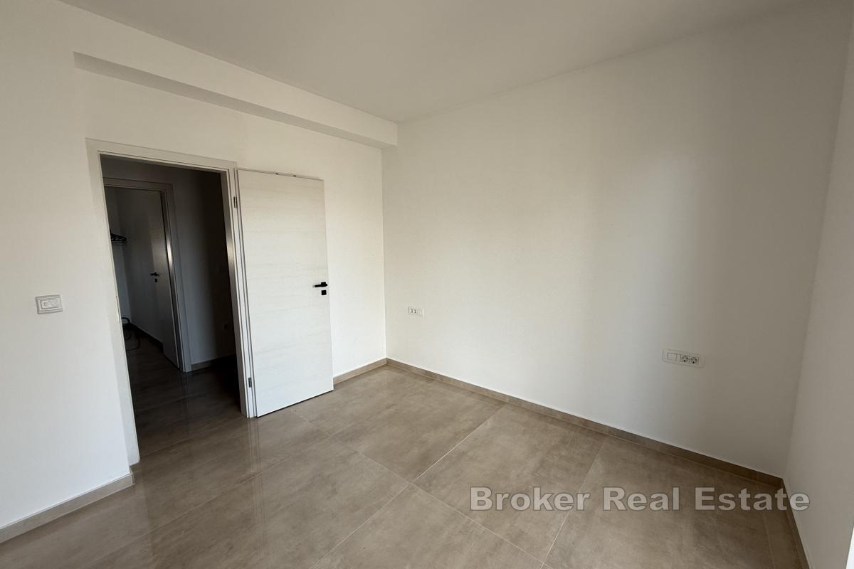 Appartement moderne avec vue partielle sur la mer