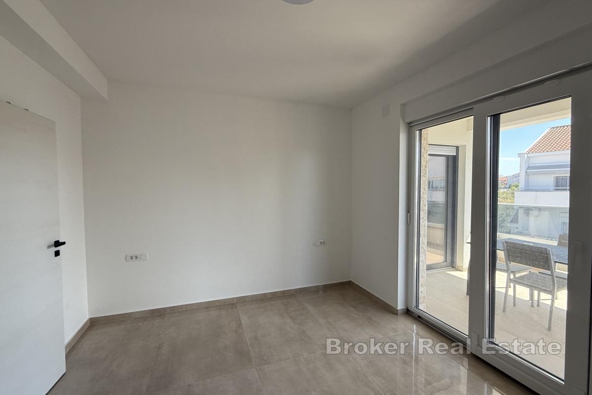 Moderno appartamento con vista mare parziale