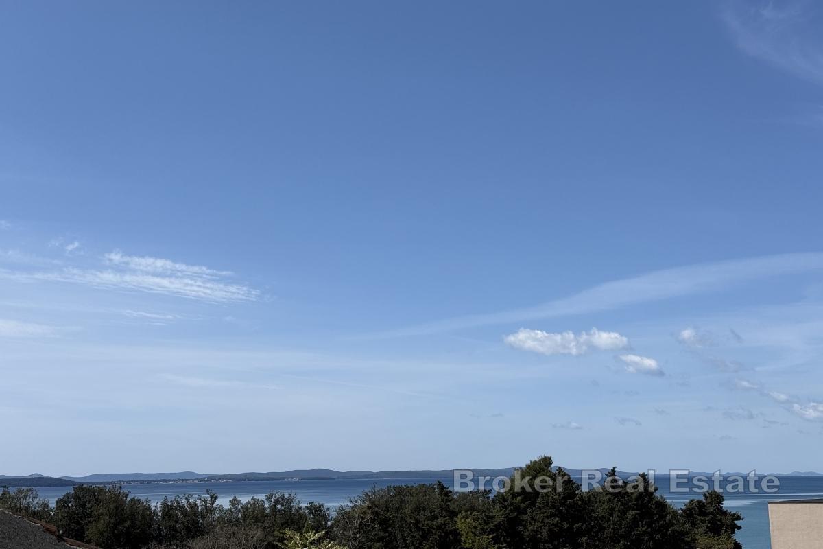 Moderno appartamento con vista mare parziale