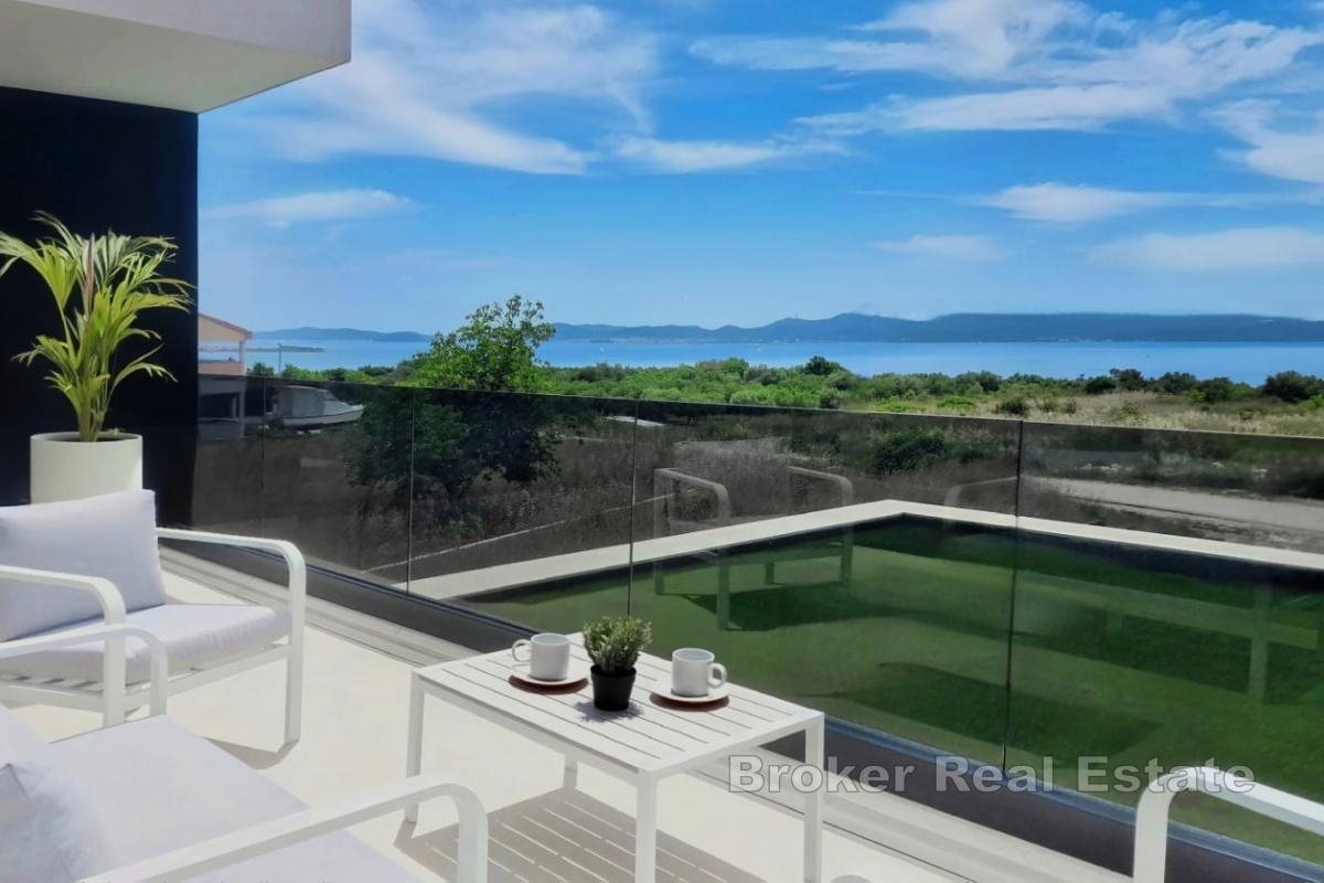 Villa moderne avec vue dégagée sur la mer