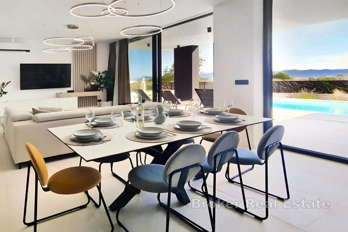 Villa moderne avec vue dégagée sur la mer