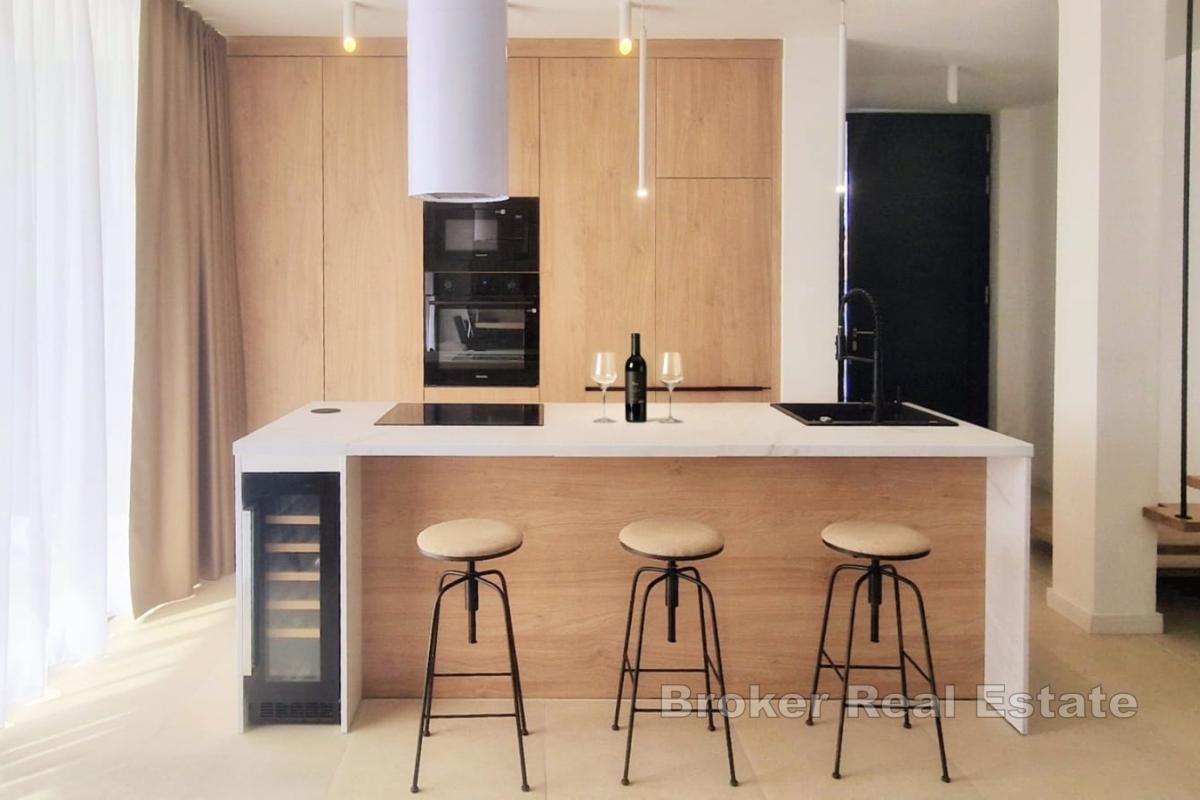 Modern villa med öppen havsutsikt