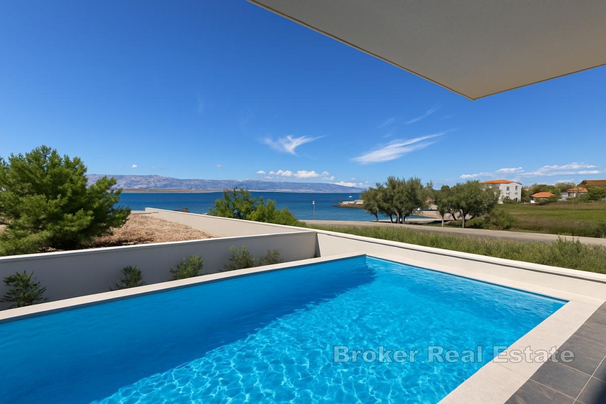 Modern villa i första raden mot havet