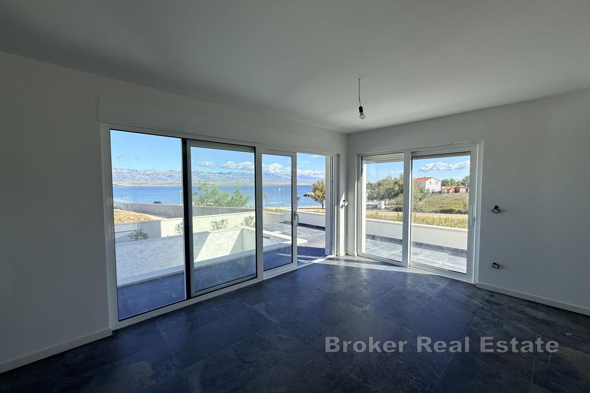 Modern villa i första raden mot havet