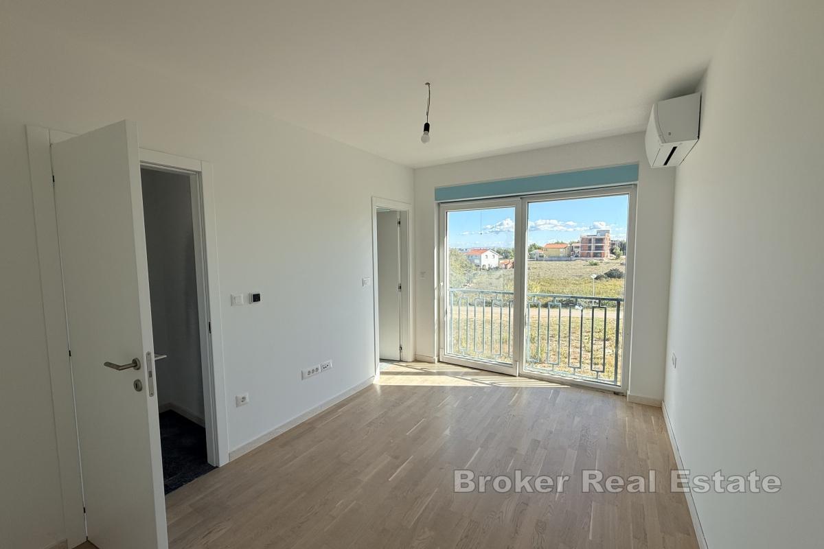 Vila s bazenom i krovnom terasom u prvom redu do mora