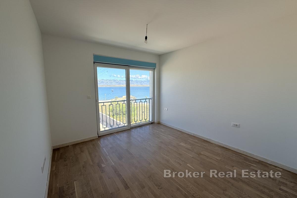 Moderne villa i første rad mot sjøen