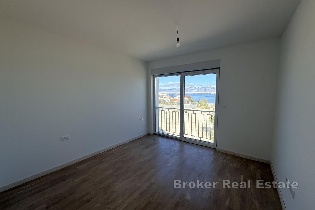 Moderne villa i første rad mot sjøen