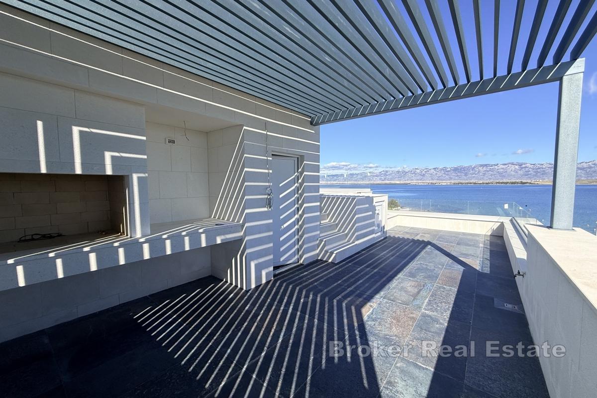 Modern villa i första raden mot havet