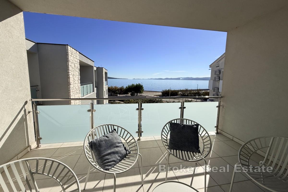 Modernes Anwesen in erster Reihe zum Meer