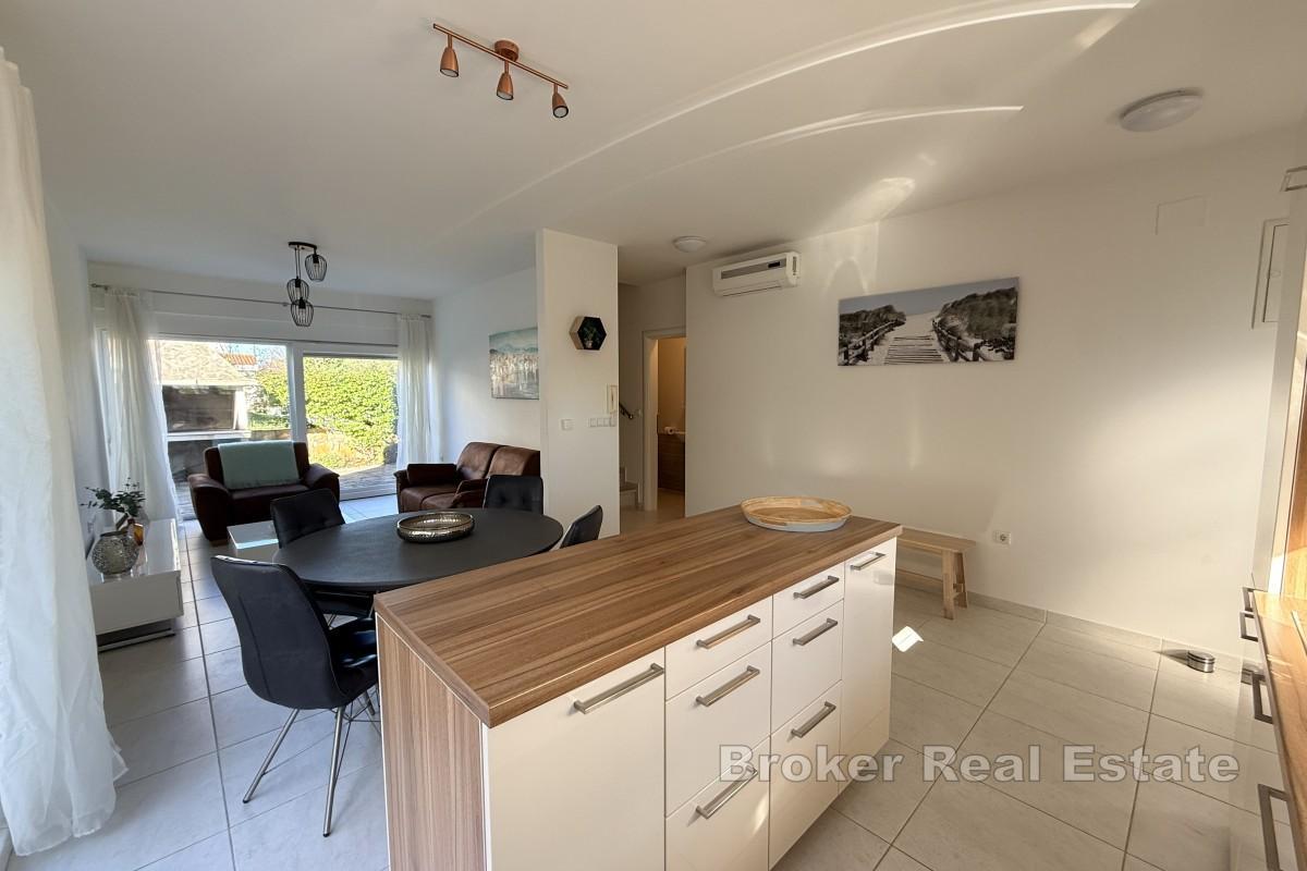 Modernes Anwesen in erster Reihe zum Meer