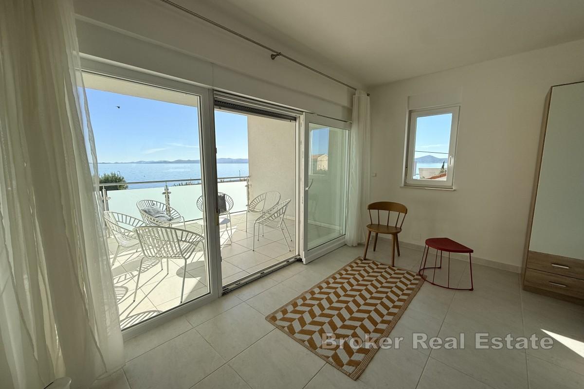 Modernes Anwesen in erster Reihe zum Meer