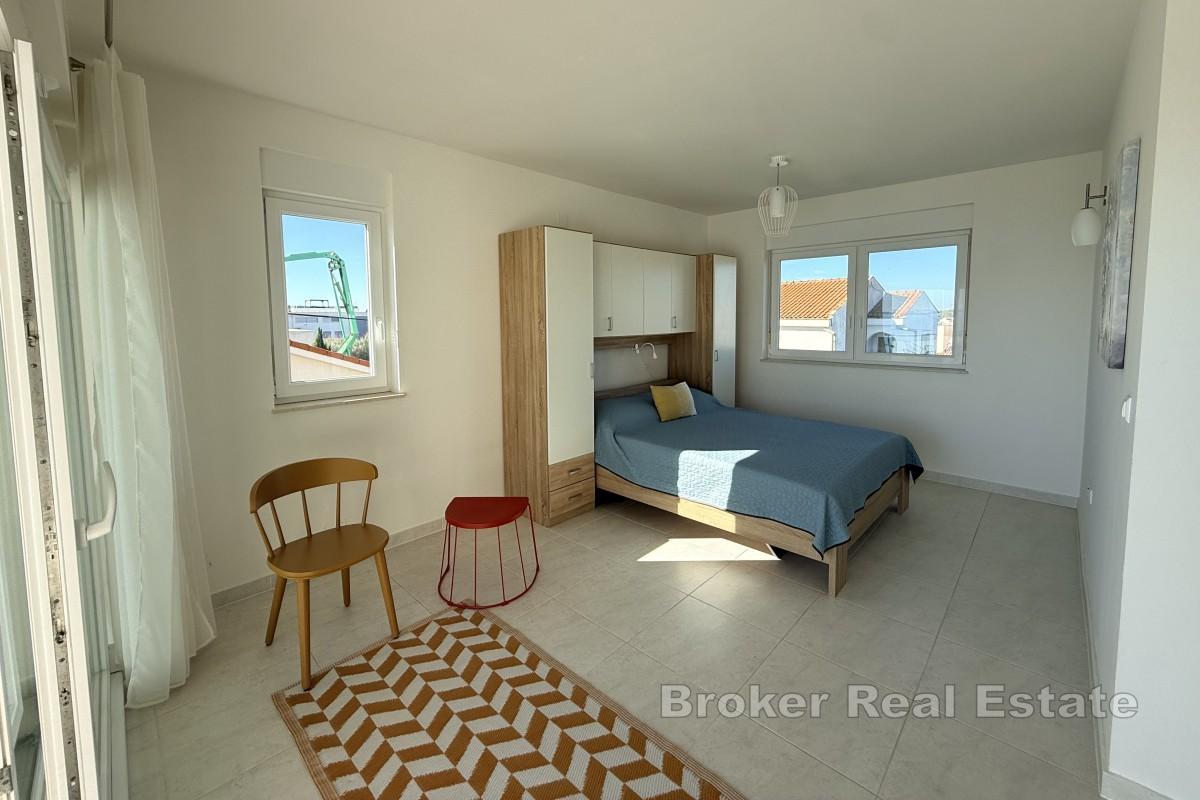 Modernes Anwesen in erster Reihe zum Meer