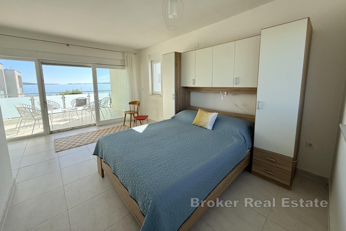 Modernes Anwesen in erster Reihe zum Meer