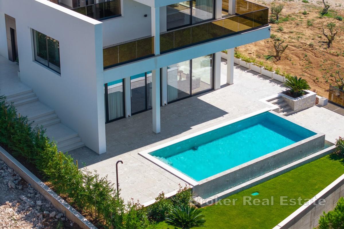 Eine außergewöhnliche mediterrane Villa mit beeindruckendem 360°-Panoramablick auf Meer, See und Inseln