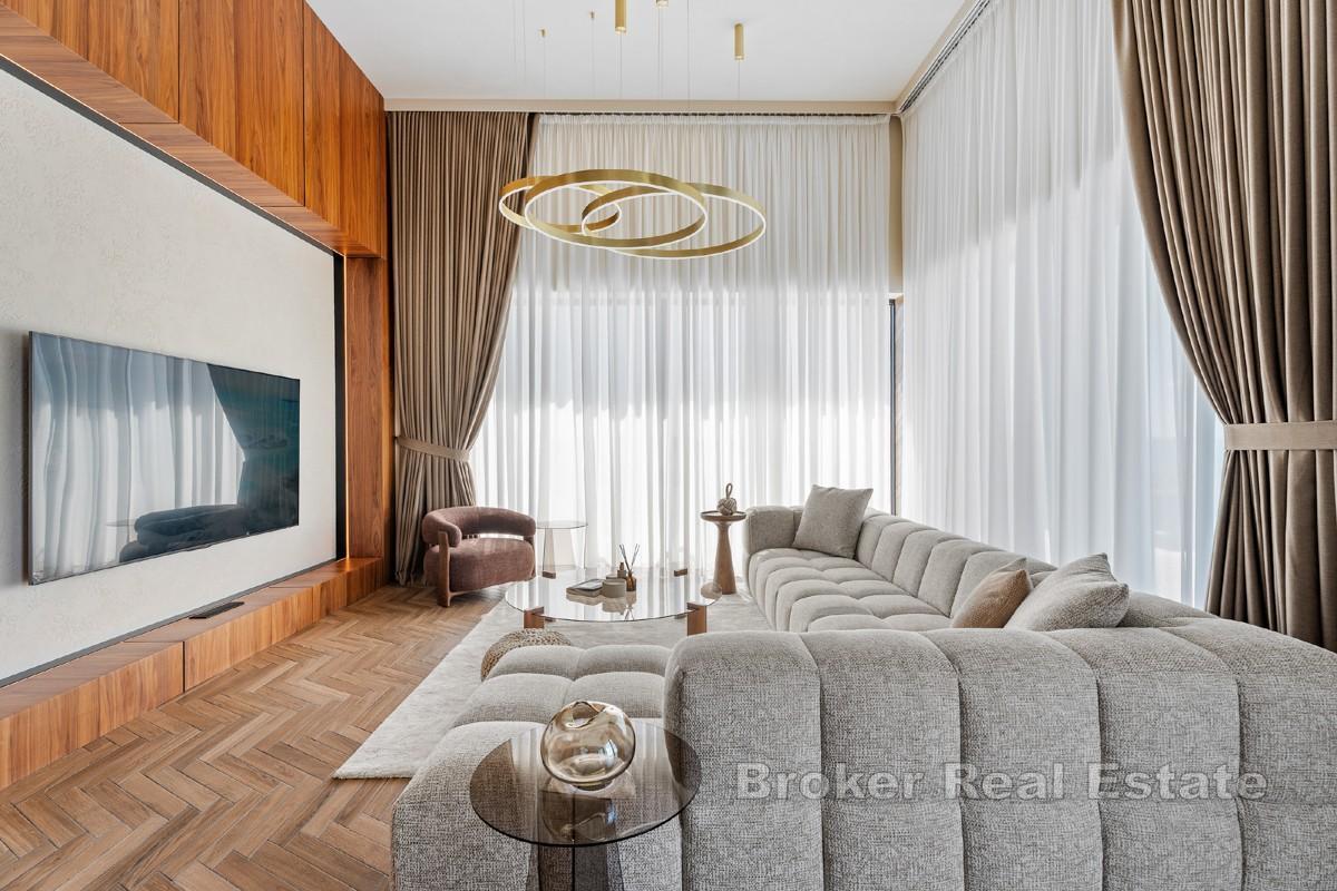 Eine außergewöhnliche mediterrane Villa mit beeindruckendem 360°-Panoramablick auf Meer, See und Inseln