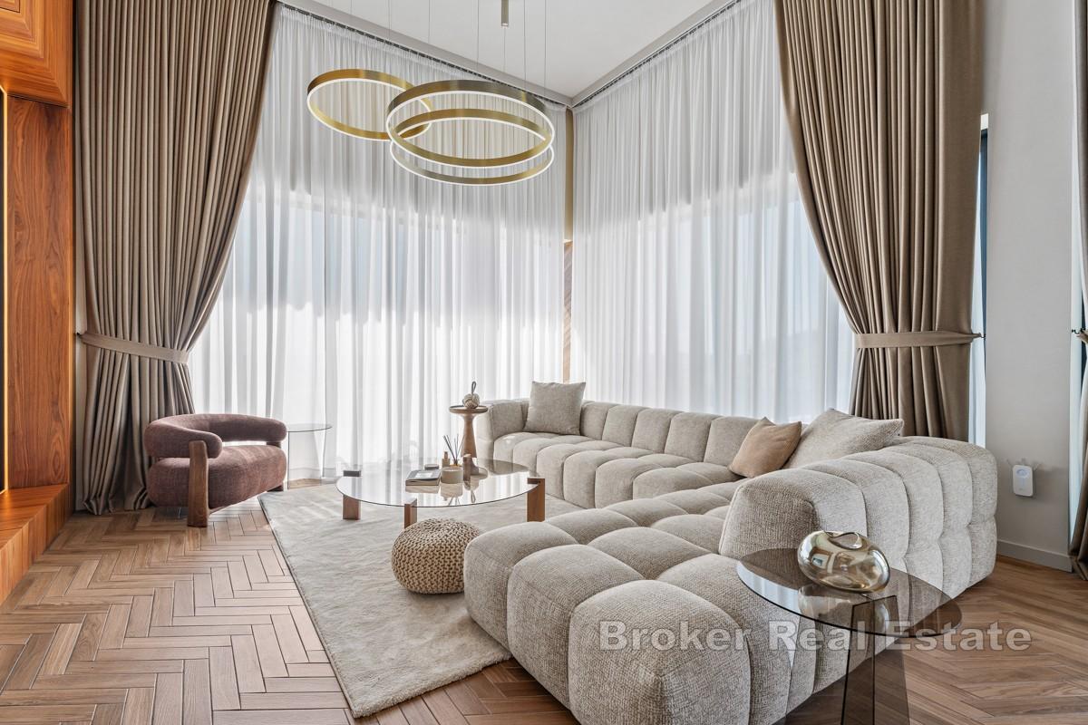 Eine außergewöhnliche mediterrane Villa mit beeindruckendem 360°-Panoramablick auf Meer, See und Inseln